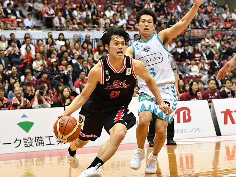 ハイライト 今シーズン最後にして 東芝グループとしての最後のホーム開催節のgame1 川崎は22ファジーカス 14辻が連続で3pシュートを決め幸先の良いスタートを切るが 昨シーズンまで川崎に在籍していた京都7晴山 43永吉らに高確率でアウト